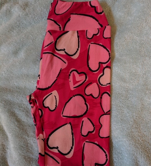 NWOT LULAROE HEARTS ONE SIZE LEGGINGS. - Picture 3 of 7